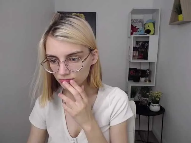 Live sex webcam photo for JuicyeCherry #274052377