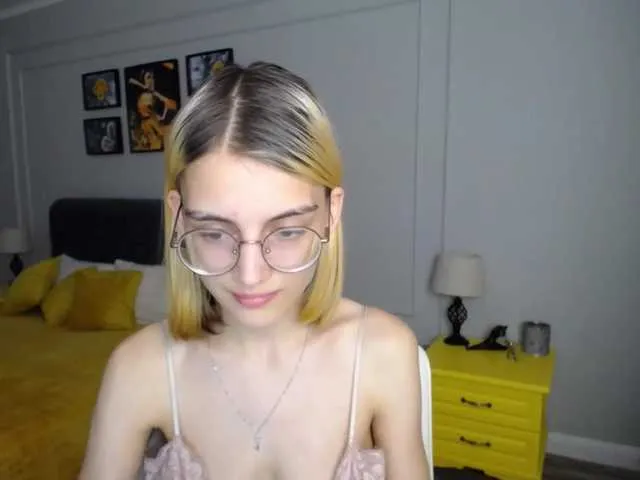 Live sex webcam photo for JuicyeCherry #274466031