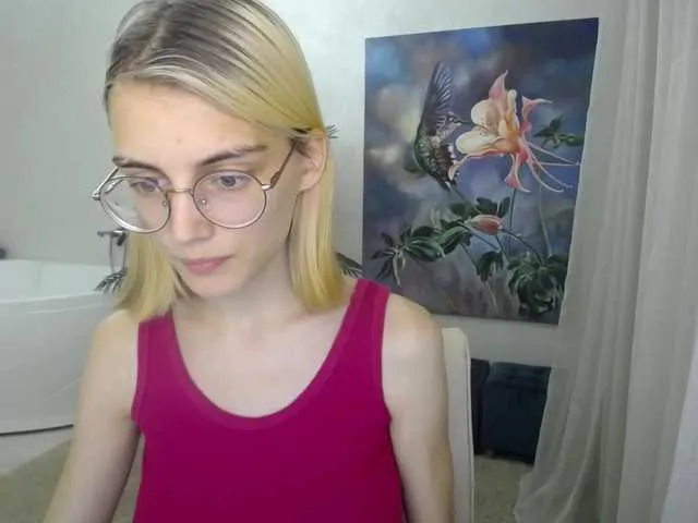 Live sex webcam photo for JuicyeCherry #274506638