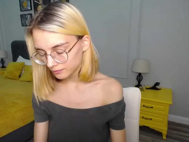 Live sex webcam photo for JuicyeCherry #274595727