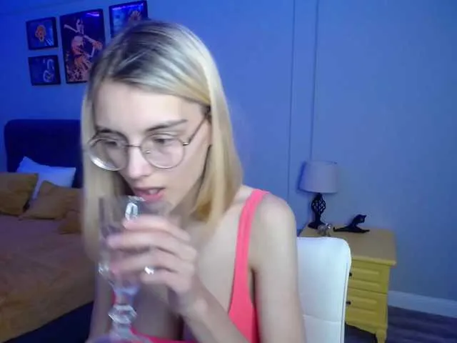 Live sex webcam photo for JuicyeCherry #274605873