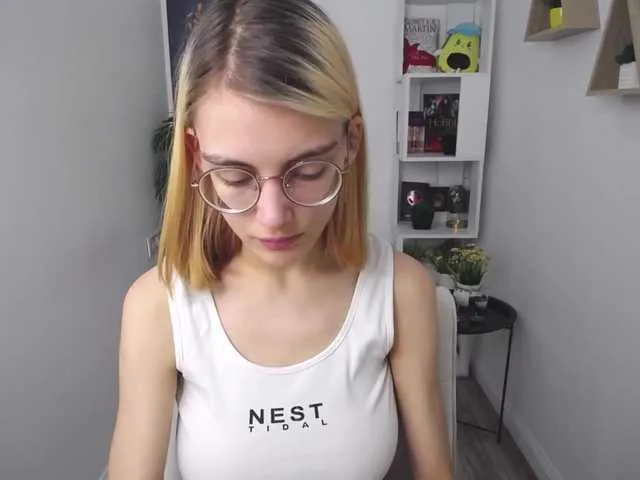 Live sex webcam photo for JuicyeCherry #274625643