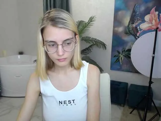 Live sex webcam photo for JuicyeCherry #274647942