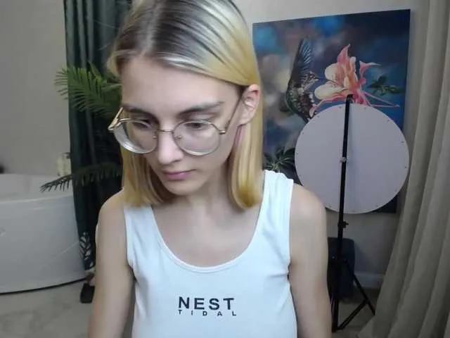 Live sex webcam photo for JuicyeCherry #274650501