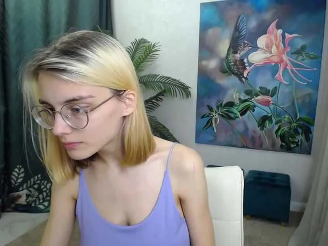 Live sex webcam photo for JuicyeCherry #274685680