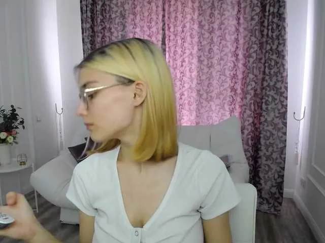 Live sex webcam photo for JuicyeCherry #274896278