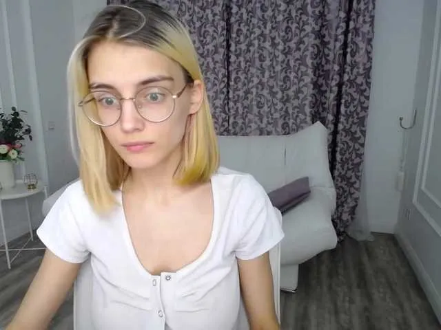 Live sex webcam photo for JuicyeCherry #274936070