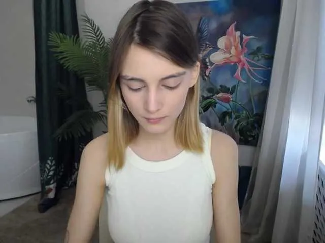 Live sex webcam photo for JuicyeCherry #275499283