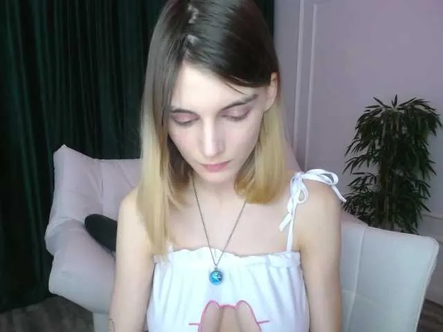 Live sex webcam photo for JuicyeCherry #275518465