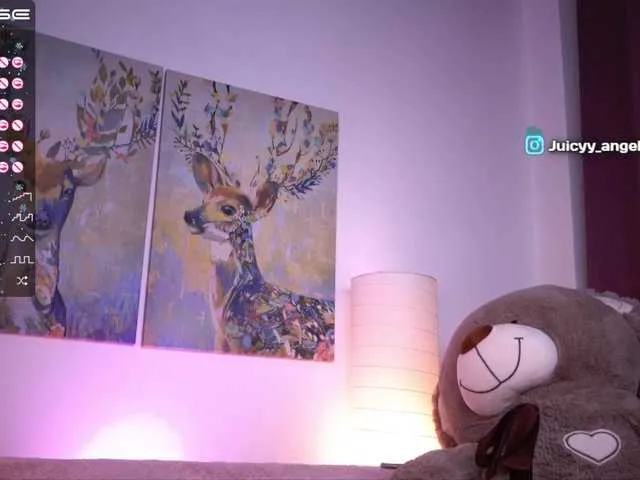 Live sex webcam photo for JuicyyAngel #273450521