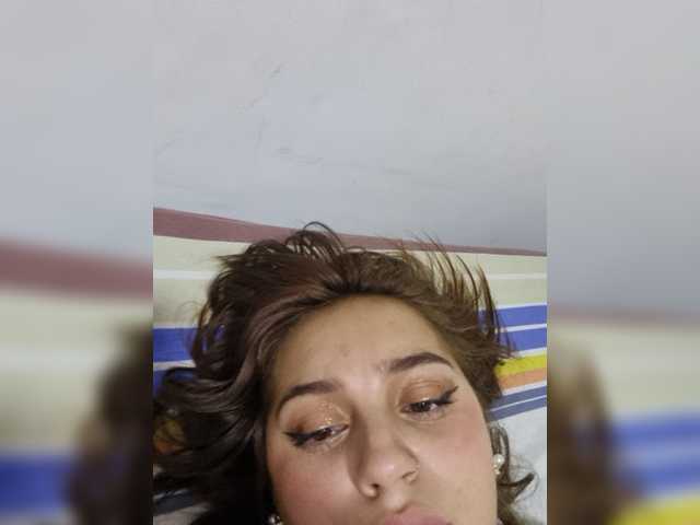 Live sex webcam photo for JuliRoz #277467961