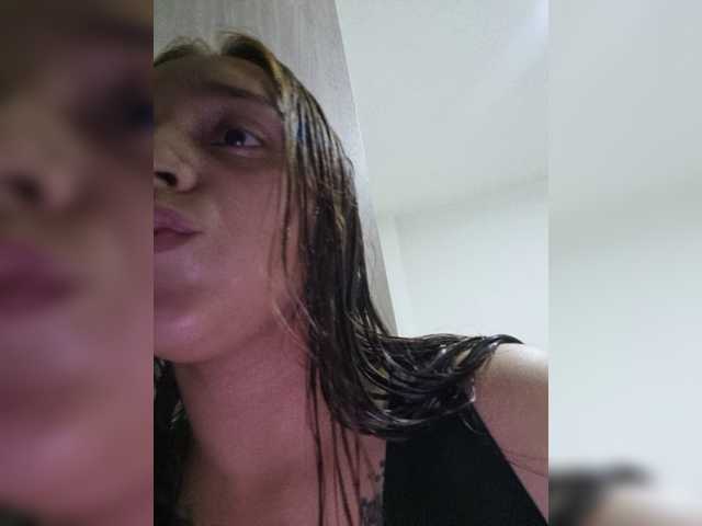 Live sex webcam photo for JuliRoz #277557315