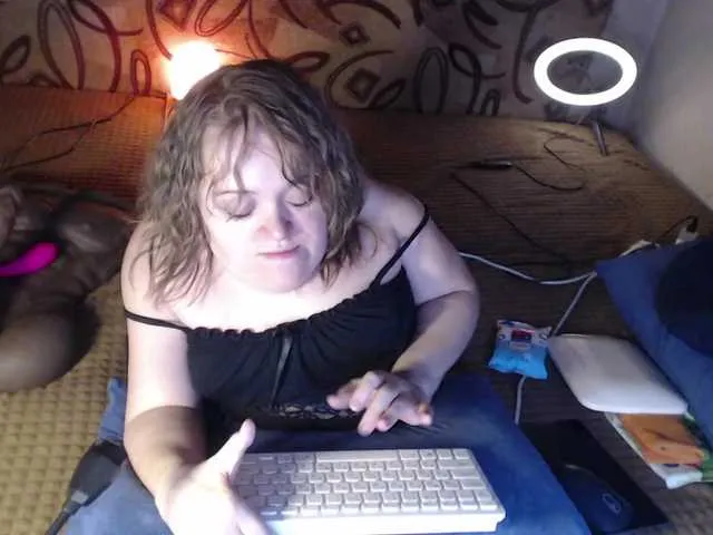 Live sex webcam photo for Julia-79 #290384452