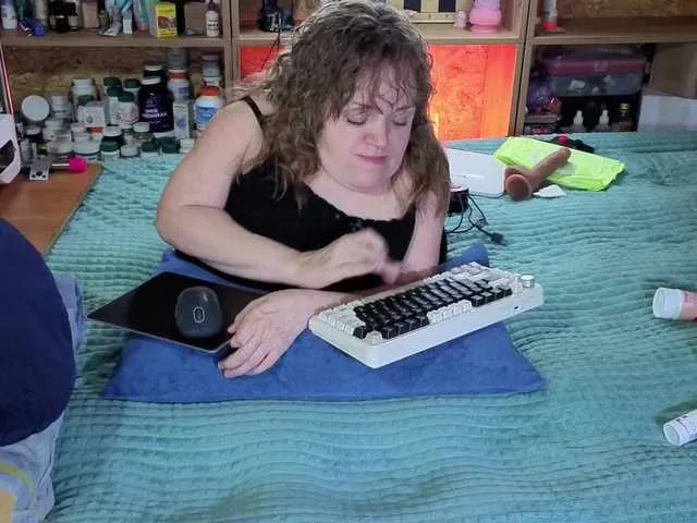 Live sex webcam photo for Julia-79 #292247903