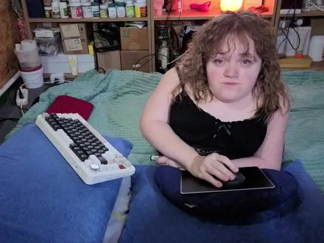 Live sex webcam photo for Julia-79 #292320283