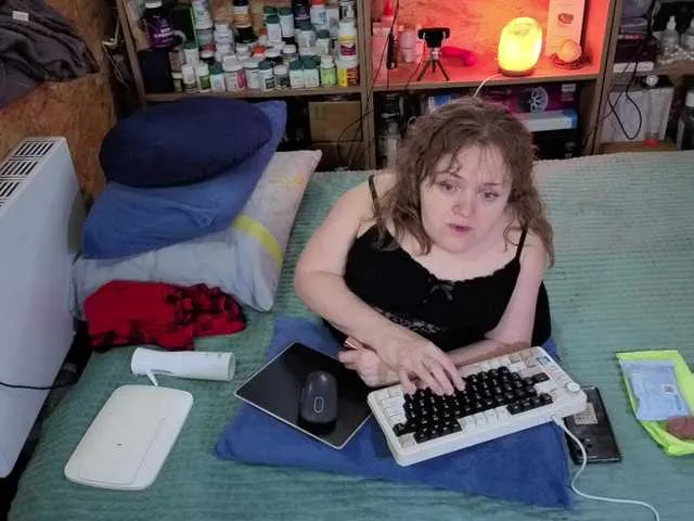 Live sex webcam photo for Julia-79 #292339725