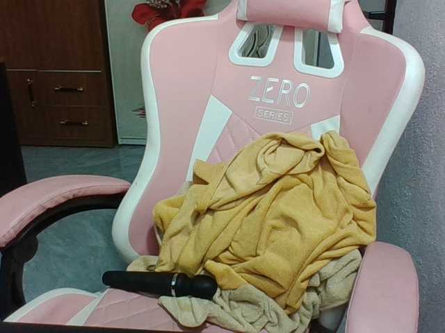 Live sex webcam photo for Julia98 #291471461