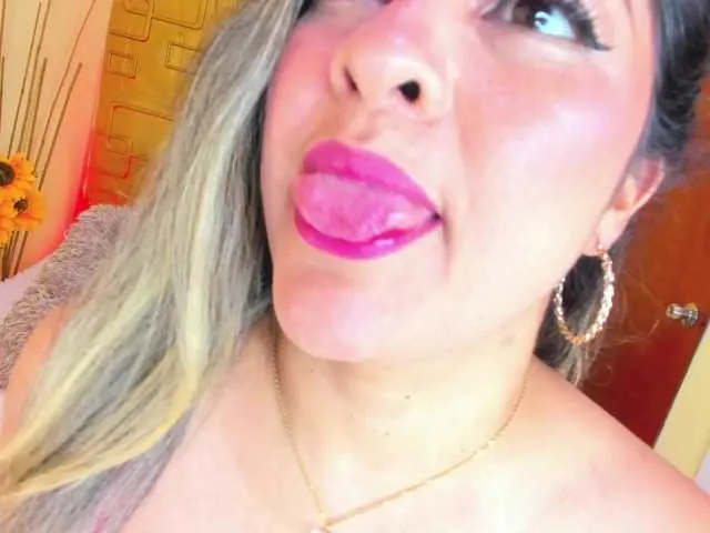 Live sex webcam photo for JuliaHaye #290975599