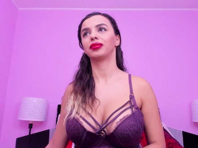 Live sex webcam photo for JuliaHayes90 #271927433