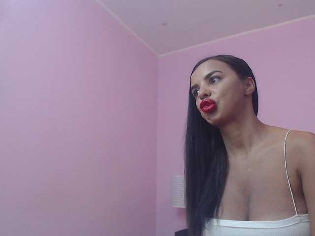 Live sex webcam photo for JuliaHayes90 #273950385