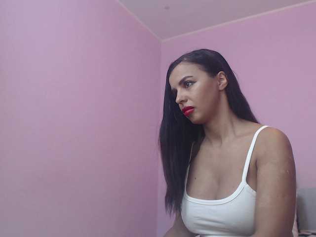 Live sex webcam photo for JuliaHayes90 #274023378