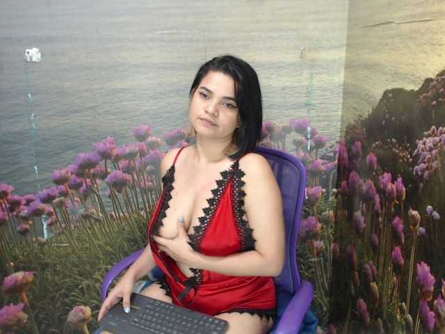 Live sex webcam photo for JuliaReeves #271969656
