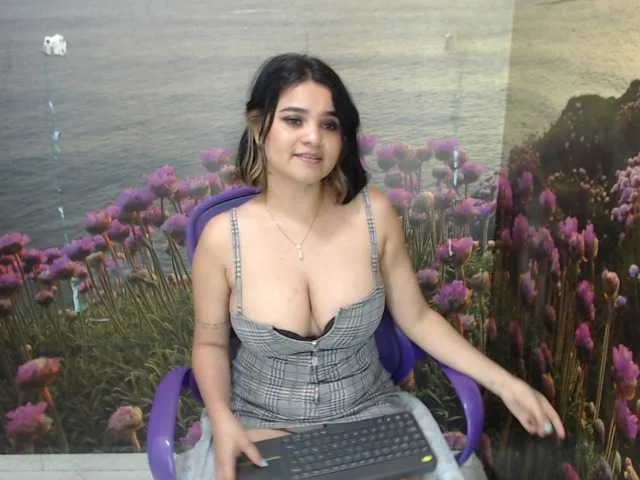 Live sex webcam photo for JuliaReeves #271997273