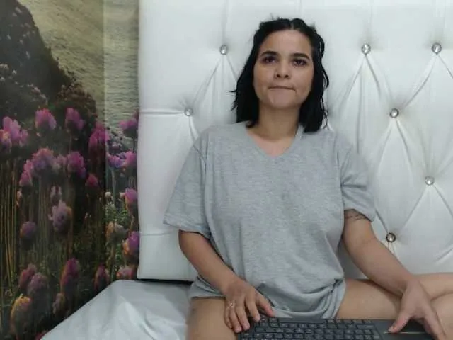 Live sex webcam photo for JuliaReeves #272646968