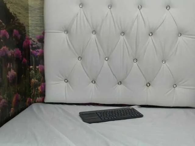 Live sex webcam photo for JuliaReeves #272701284