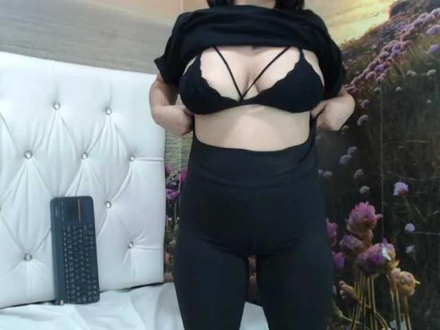 Live sex webcam photo for JuliaReeves #272945110