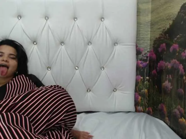 Live sex webcam photo for JuliaReeves #273330574