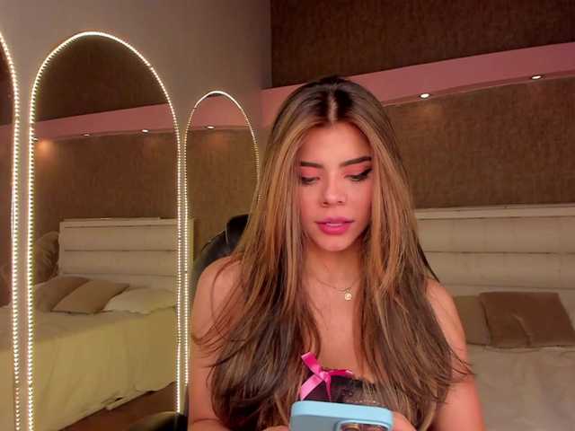 Live sex webcam photo for JulieBelle #287987937