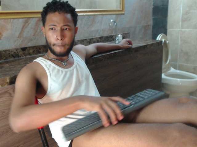 Live sex webcam photo for JuniorMcMiller #275980388