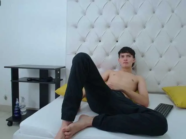 Live sex webcam photo for Just1n18 #275596949