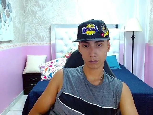 Live sex webcam photo for JustinMilers #275457482