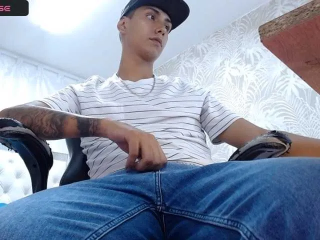 Live sex webcam photo for JustinMilers #276428744