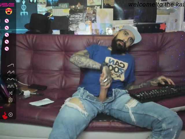 Live sex webcam photo for KAISER679 #275567497