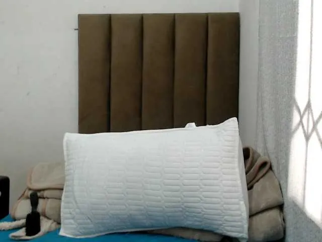 Live sex webcam photo for KIKIBLUEX #275761269