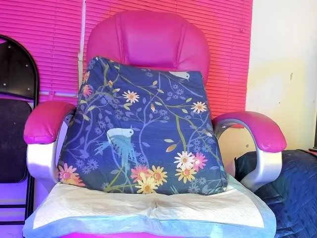 Live sex webcam photo for KOURTNEY- #290573317