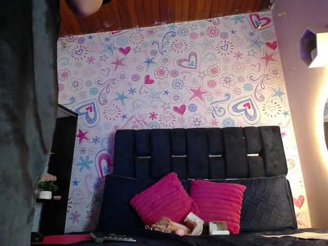 Live sex webcam photo for KOURTNEY- #290605793