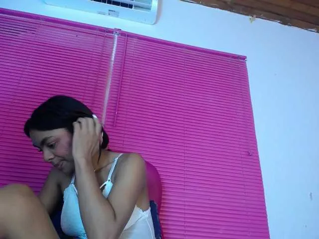 Live sex webcam photo for KOURTNEY- #290742439