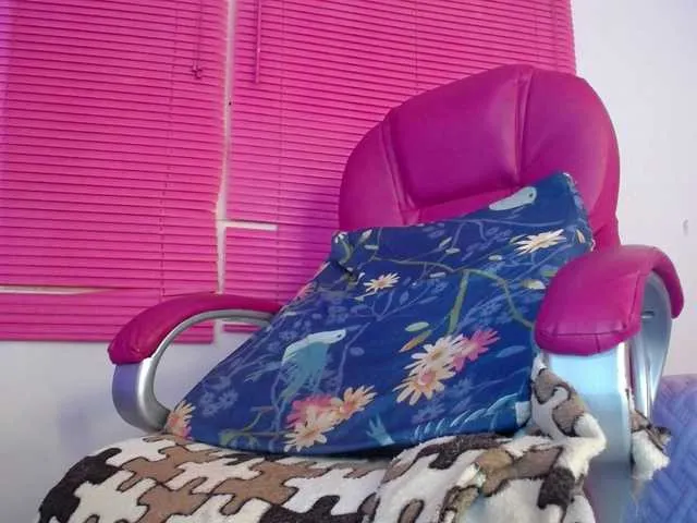 Live sex webcam photo for KOURTNEY- #290755932