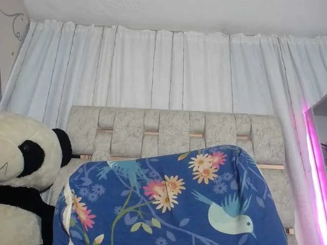 Live sex webcam photo for KOURTNEY- #291776041