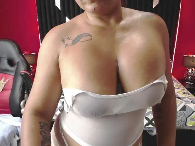 Live sex webcam photo for Karen-HornyMom #275556295