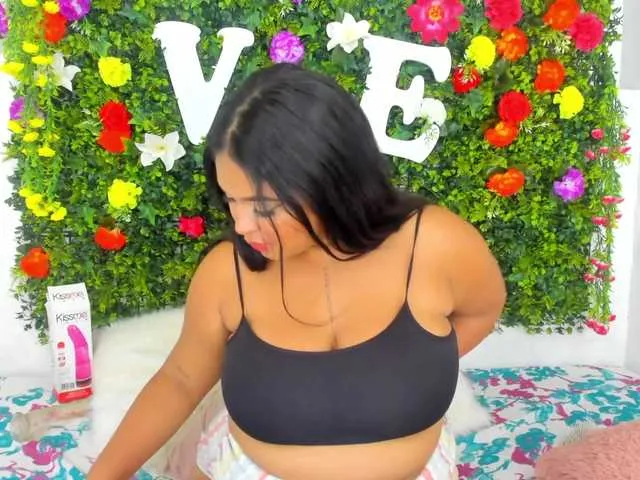 Live sex webcam photo for KarenSevilla1 #275154232