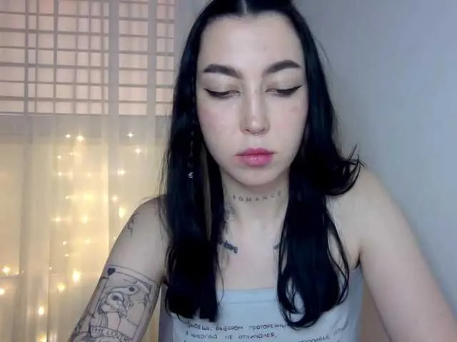 Live sex webcam photo for KarinaBoo #275634199