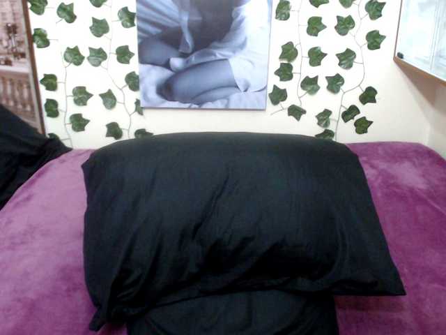 Live sex webcam photo for KarinaHot #271908412