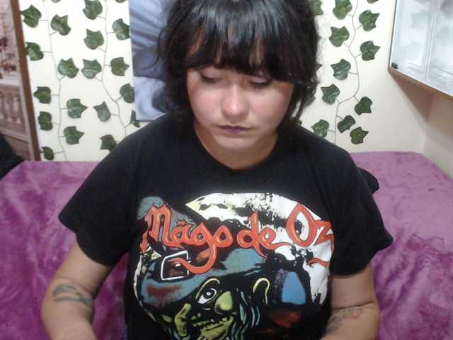 Live sex webcam photo for KarinaHot #271957228