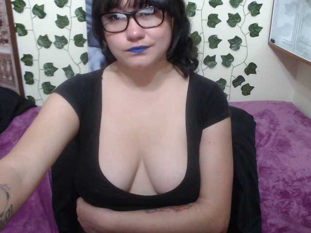 Live sex webcam photo for KarinaHot #271979650