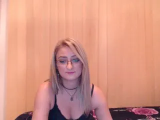 Live sex webcam photo for KarinaHott4UU #124040695